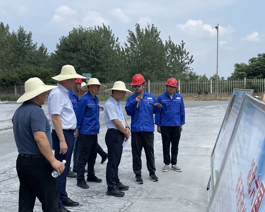 湖北省經(jīng)信廳領導調研六國化工在鄂兩家企業(yè)工作