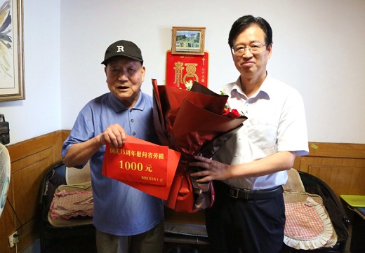 集團(tuán)公司開展慶國(guó)慶走訪慰問高齡省勞?；顒?dòng)